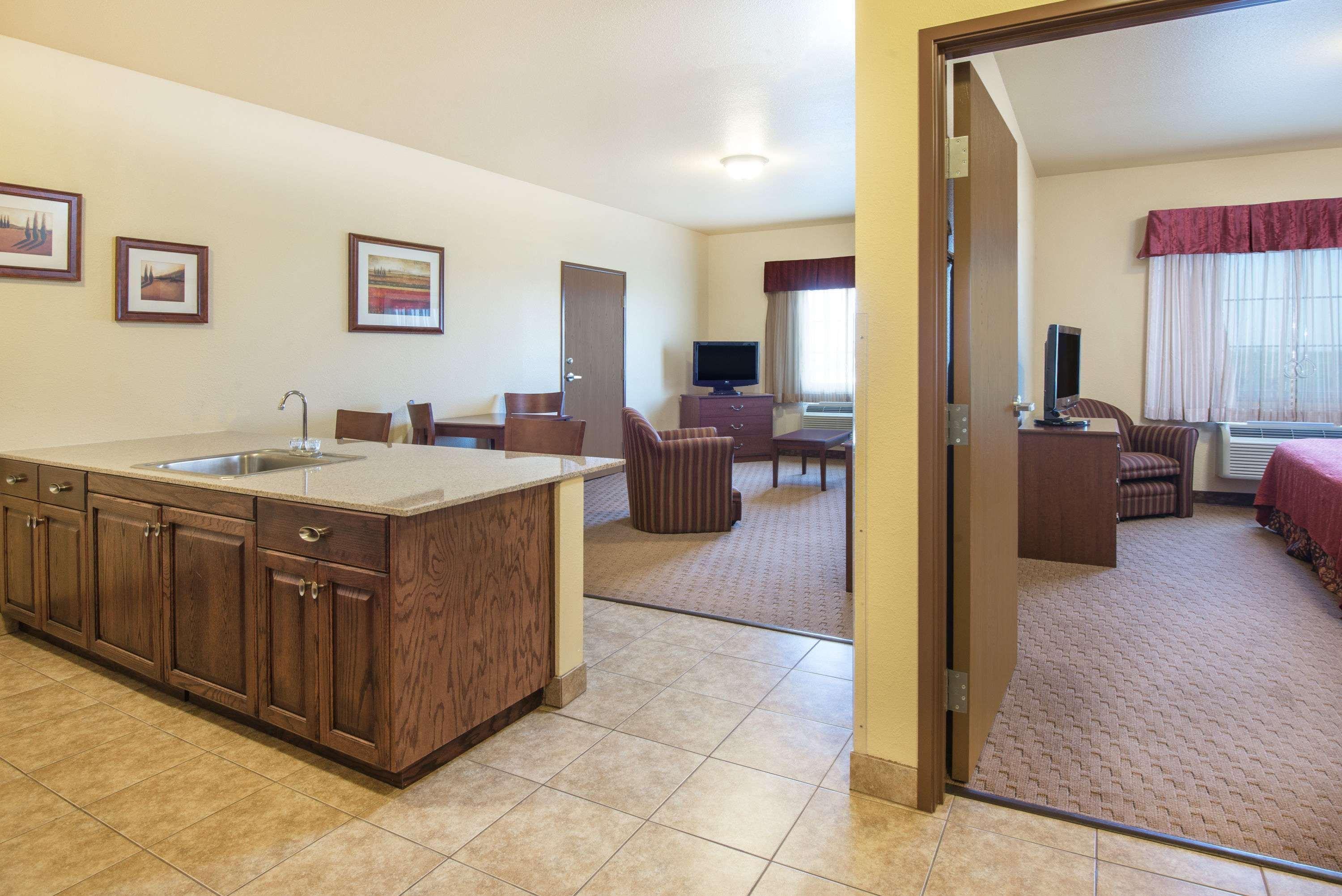 Days Inn By Wyndham Ellis Exterior photo